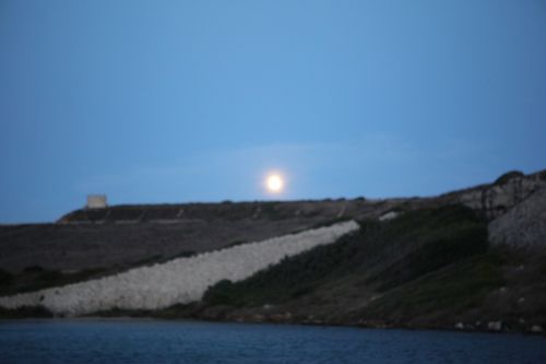 Lever de Lune sur notre mouillage cala Teuleda au pied de la Forteresse Isabel II Mola