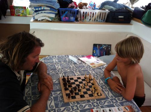 Deux ans qu'Hervé devait apprendre à Tom à jouer aux échecs...Merci la tempête ...