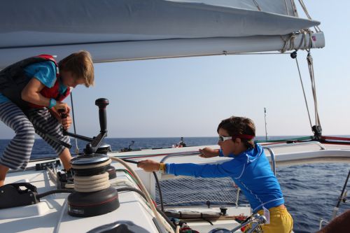 La 34ième heure nous permet une arrivée ..à la voile...et le moteur s'arrête enfin