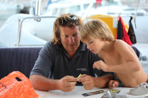 la pêche c'est quand même beaucoup de préparation des lignes pour ... peu de poissons pour l'instant...on apprend même si ce n'est pas au programme de CE2 CM2