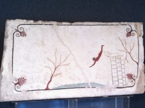 Ce dessin retrouvé dans une tombe (le plongeon vers l'au delà...) à Paestum en 1968 était le premier vestige de la peinture Greceque qui ait traversé le temps...
