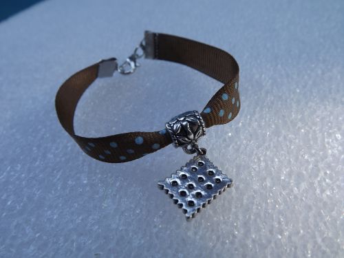 bracelet ruban marron + breloque petit beurre