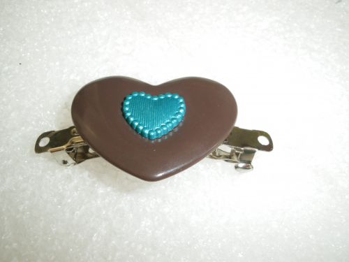 barrette petit coeur turquoise dans gros coeur marron