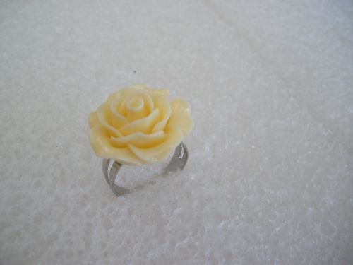 bague réglable rose blanche