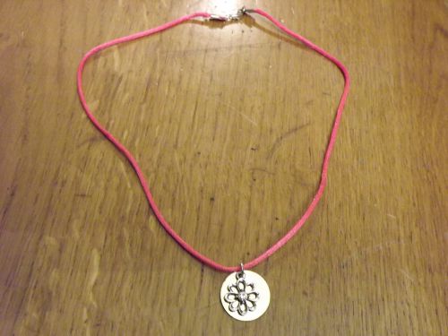 collier cordon rose & pendentif plaque& fleur