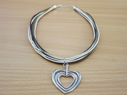 collier multi cordon et gros pendentif coeur argenté