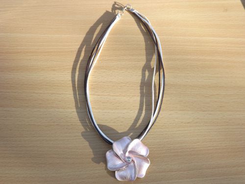 collier multi cordon et grosse fleur rose (qu'on peut aussi porter en broche)