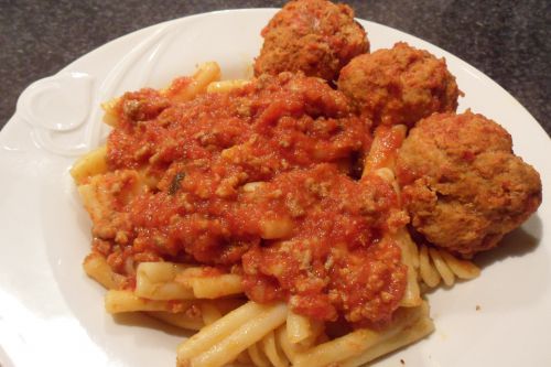 Pâte à la  sauce bolognaise avec boulette de viande