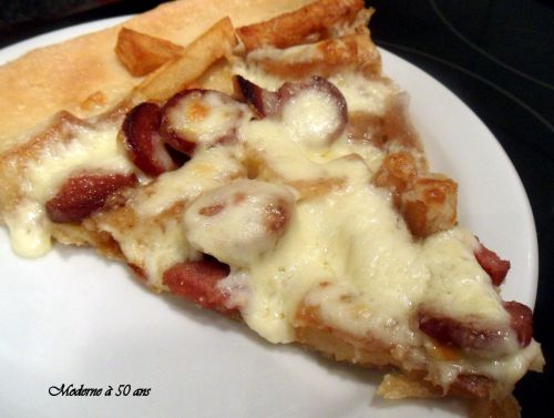 Pizza avec frites et hot-dogs (La pizza würstel e patatine)