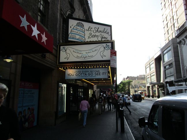 Le Theater District où l'on peut acheter des billets pour les spectacles de Broadway qui ont lieu dans les théâtres historiques du quartier.