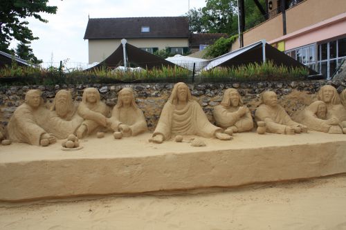 Un sculpteur dans le petit village de Giverny