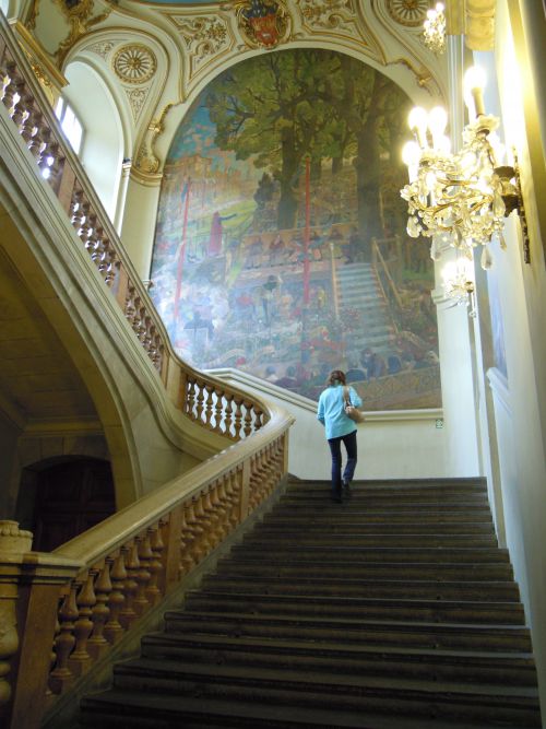Les escaliers menant à la salle des Illustres