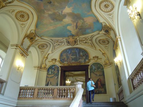 Les escaliers menant à la salle des Illustres