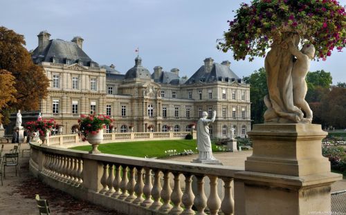 Le palais du Luxembourg, situé dans le 6e arrondissement de Paris dans le nord du jardin du Luxembourg, est le siège du Sénat français, qui fut installé en 1799 dans le palais construit au début du XVIIe siècle, à la suite de la régence de la reine Marie 