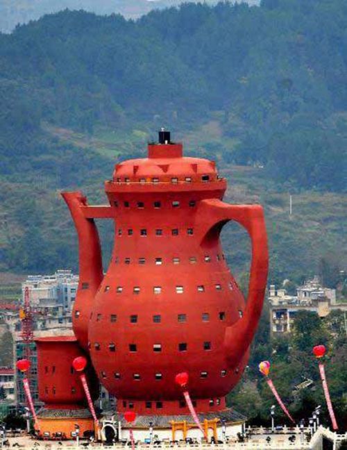 Le Musée du Thé. Chine. Fondé en 1991, le musée du thé de Chine, est le seul musée national en Chine qui traite du thème du thé. Les locaux de ce musée se situent dans le paradisiaque village du thé de Longjing, au coeur de la région touristique du lac de