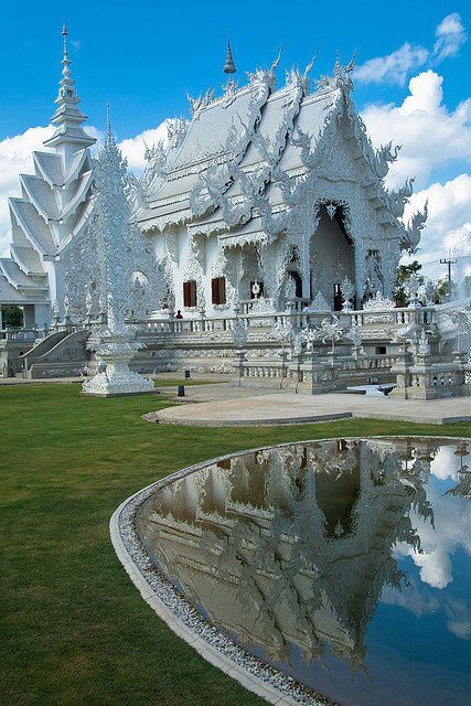 Le Temple Blanc : Wat Rong Khun, Chiang Rai, Thailand. Situé à 13 km au sud de Chiang Rai, en Thaïlande, le Wat Rong Khun est communément appelé le temple blanc. Il a été construit par Chalermchai Kositpipat, un artiste thaï de renom qui a voulu créer un 