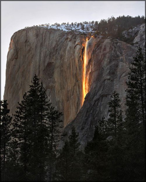 Cascade dans le parc du Yosemite en Californie, Etats-Unis