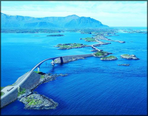 La Route de l’Atlantique qui relie les villes d’Eide et d’Averøy, Norvège