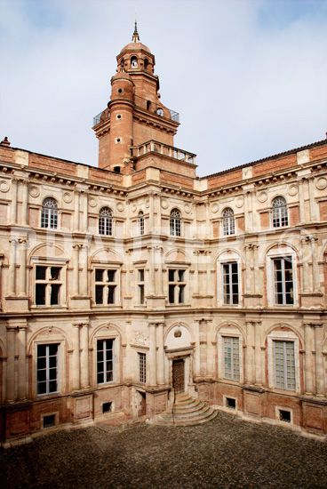 Cet hôtel date de 1518, et représente sûrement un des plus beaux hôtels particuliers de l'époque