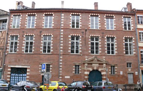 L'Hôtel de Chalvet se situe place du Parlement, dans le centre historique de Toulouse. Il fut bâti entre 1610 et 1622 pour François de Chalvet, conseiller au parlement, puis président aux Enquêtes