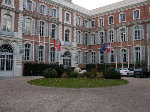 L'hôtel de Ciron, aujourd'hui Hôtel de la Chambre de commerce et d'industrie se situe dans la rue Croix-Baragnon, dans le centre historique de Toulouse.