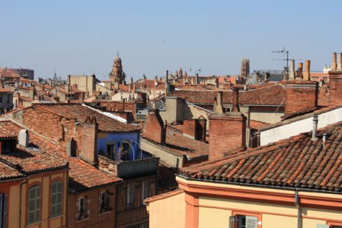 Vue sur les toits de Toulouse depuis la place des Carmes