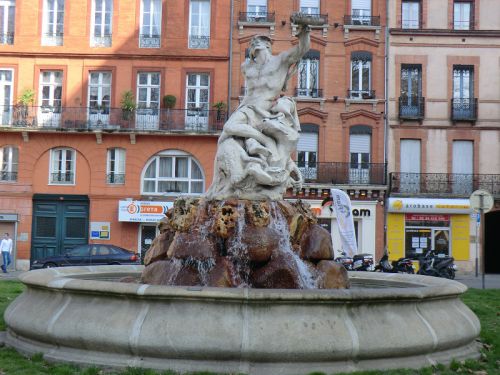  La fontaine de la place Roland