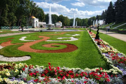 Le parc du palais de Peterhof en Russie