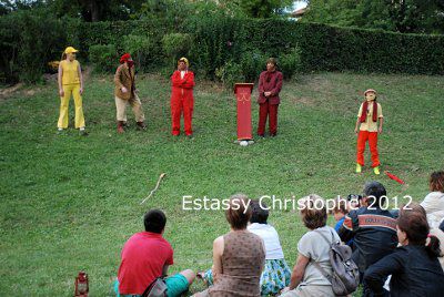 Les filles jouent devant un public attentif