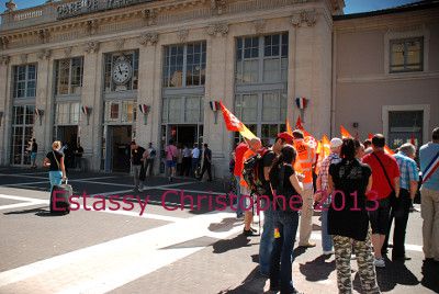 Manifestation sur le perron de la gare de Valence pour sauver les petits guichets