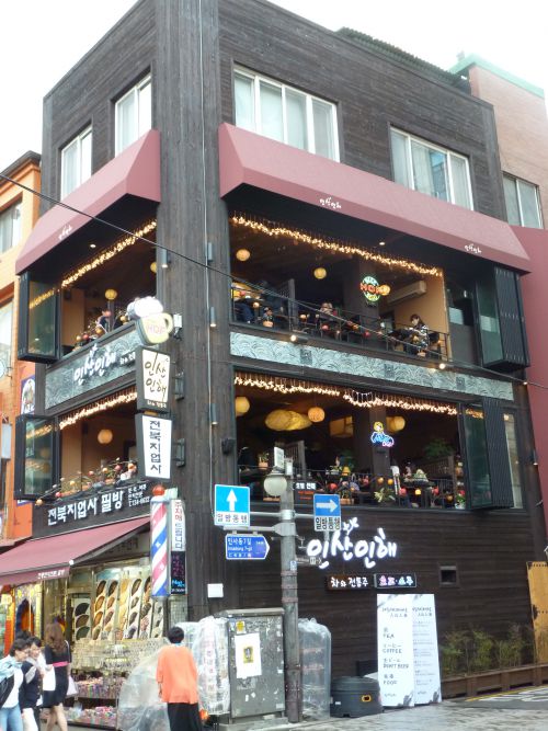 Coffee shop in Insa-Dong, le quartier pour acheter les souvenirs touristiques