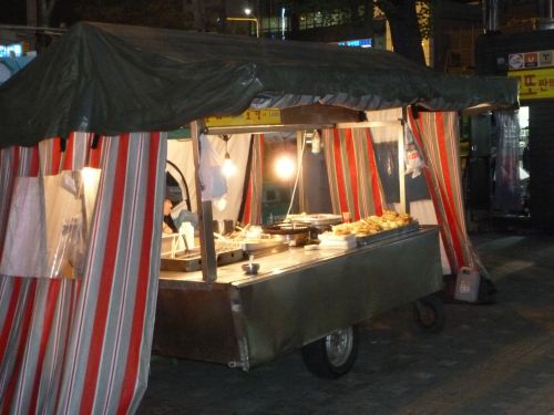 des tentes comme il y a partout avec de la fried food