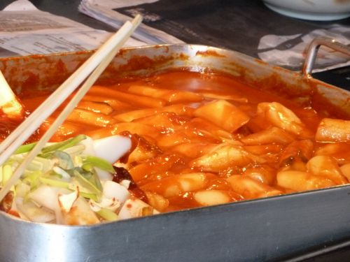 et des tokboekki, pâte de riz gluant dans de la sauce rouge piquante et sucrée 