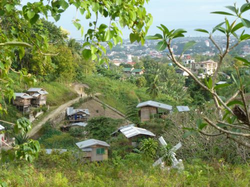 Les baryios dans la montagne et derriere une vue sur Cebu