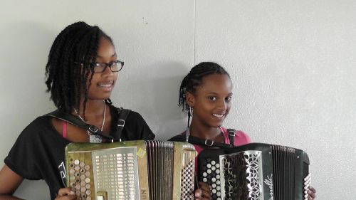 Julie et Mélyana. Cours au Centre Culturel de Thoraille à Rivière Salée