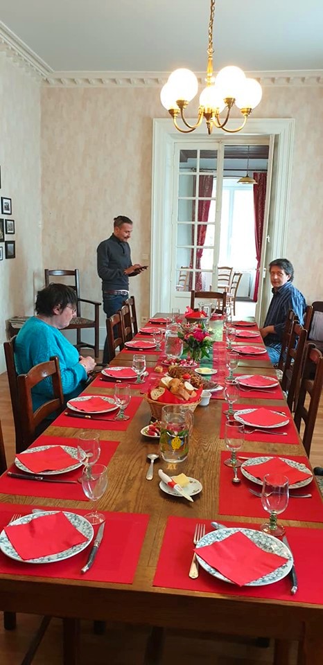 Jolie table pour le repas de la troupe - Week-end à Pagney - Mai 2019 - Photo : Nicolas Bourgeois
