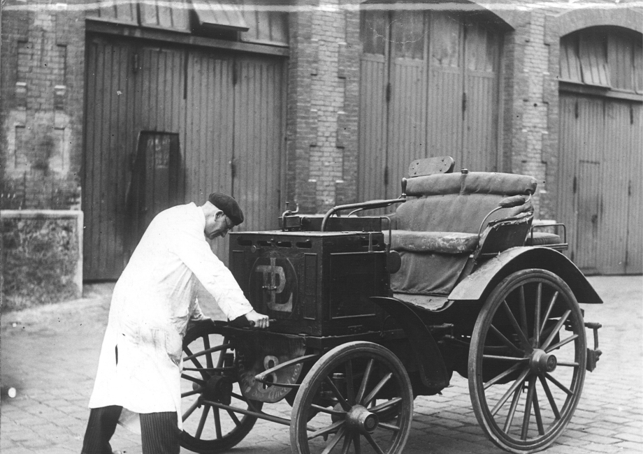 Usines Panhard et Levassor 1943 cinquantenaire de la Marque avec Victor Negel à bord l