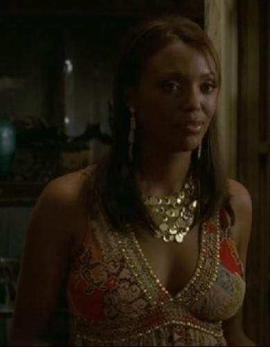 Haut ethnique joliment porté par l'associée de Melinda dans la saison 1, Andréa (Aisha Tyler)