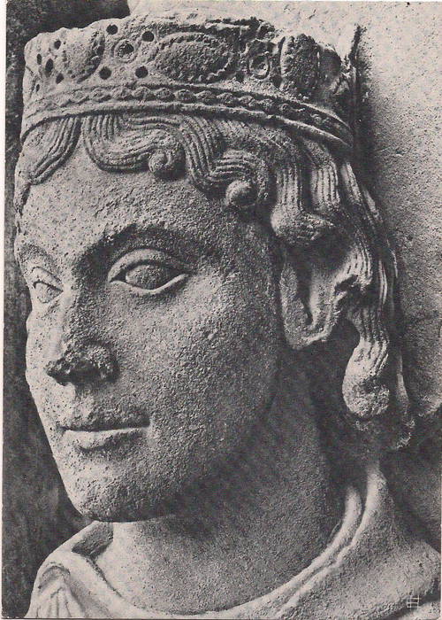 Chartres Portail royal figure de Roi.jpg