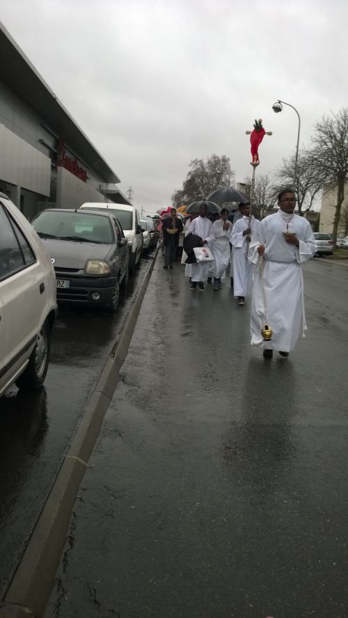 Procession des Rameaux partant vers l'église  St Pierre St Paul