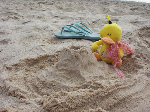 Poupi a découvert le sable !