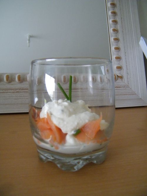 Verrine saumon fumé, crème, ciboulette et chèvre frais