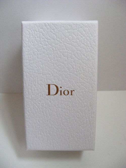 Le couvercle de l'écrin marqué Dior en or...