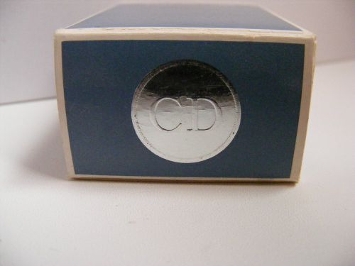 Le dessus de la boite avec une pastille argent et le logo CD