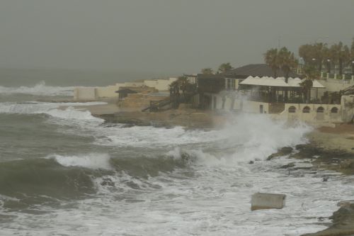 L'hôtel Dolmen Resort et son bord de mer.... un jour de tempête !   :-(