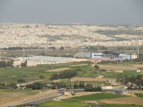 Le Ta' Qali Stadium vu des remparts. 