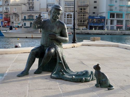 Une statue de pêcheur orne le quai