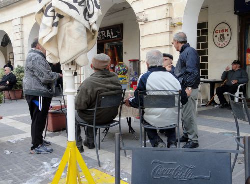 Discussion sur une terrasse d'un café, place de l'église Saint Paul de Rabat