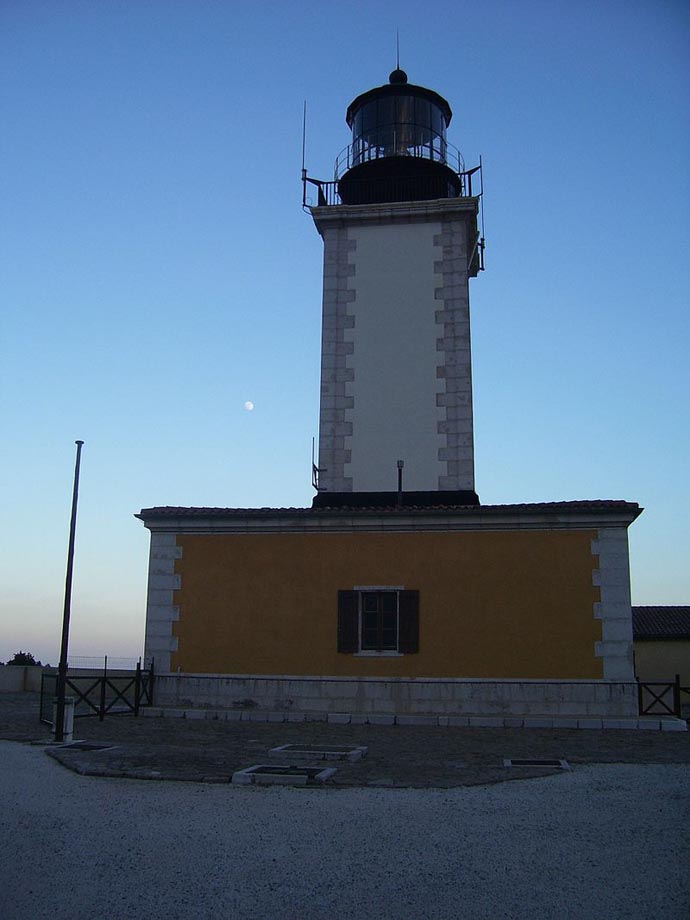 https://static.blog4ever.com/2012/03/678268/83-Phare-du-cap-Camarat.JPG