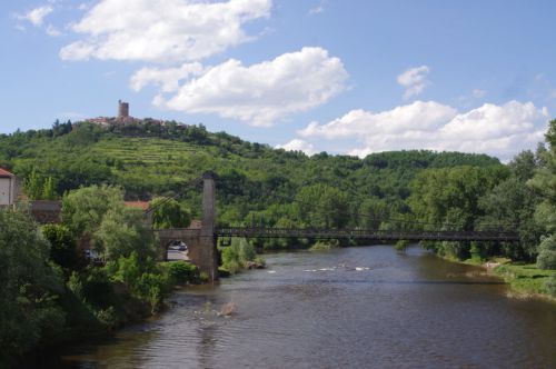 Montpeyroux vu de Coudes ou passe l'Allier